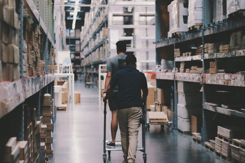 personnes qui travaillent dans un entrepôt logistique