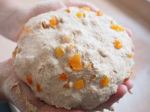 pâte à gâteaux avec des fruits 