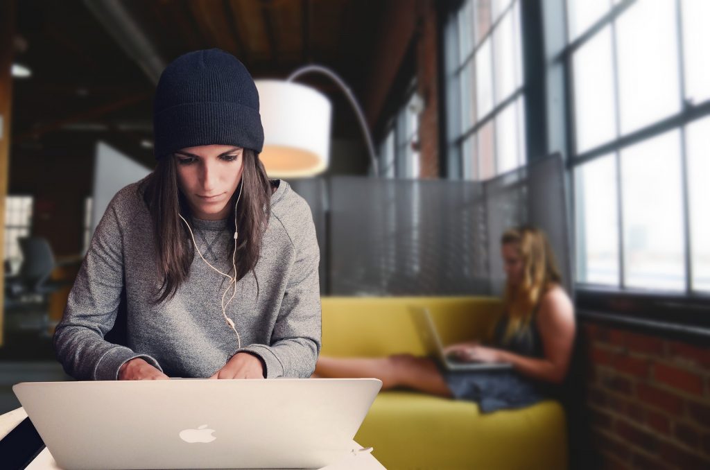 femme dans bureau avec canapé derrière